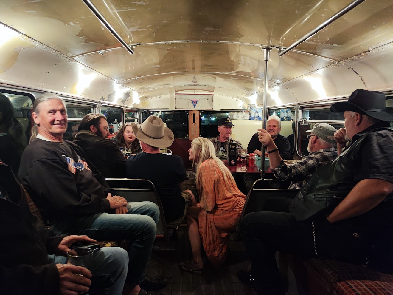 Interiör av buss med bord